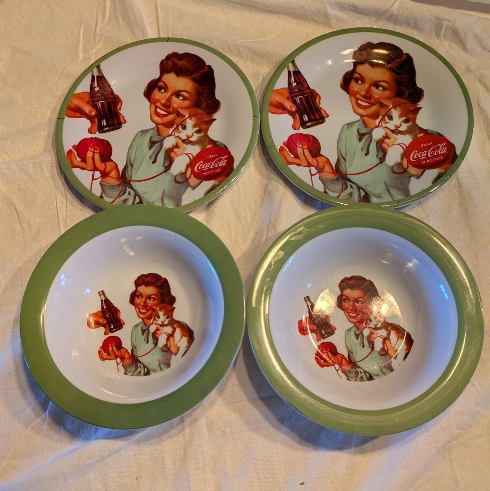 2/40$ Coca Cola Vintage Style Green and White Bowls And Plates In Melamine